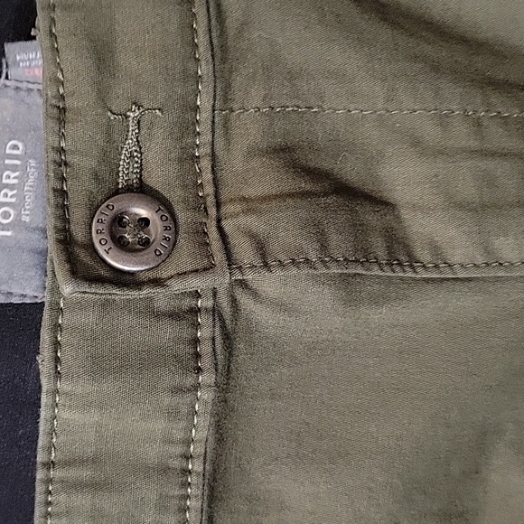 Torrid 18S A-Line Flare Lightweight Twill Cargo High Rise Pant - Picture 7 of 10